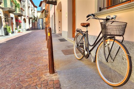 favorite - City bicycle on the cobbled street of Alba in Piedmont, Northern Italy. Foto de stock - Super Valor sin royalties y Suscripción, Código: 400-06328357