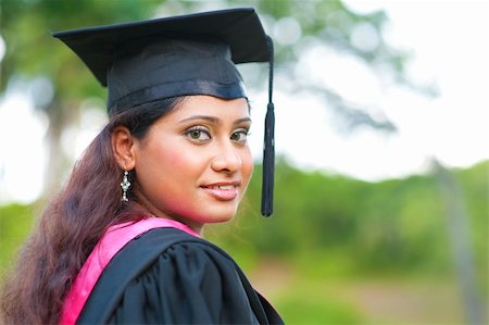 Young Asian Indian female smiling outdoor Foto de stock - Super Valor sin royalties y Suscripción, Código: 400-06328863