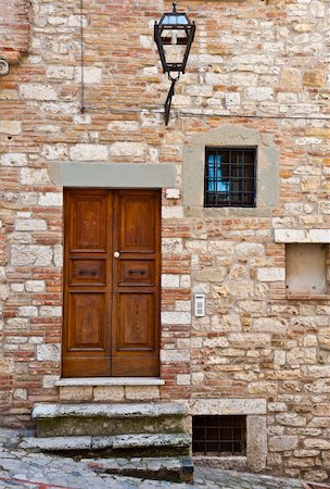 simsearch:400-04393153,k - Wooden Ancient Italian Door in Historic Center Foto de stock - Super Valor sin royalties y Suscripción, Código: 400-06329649