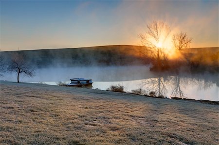 Sunrise on a frosty morning over a small lake in central Kentucky Stock Photo - Budget Royalty-Free & Subscription, Code: 400-06332326