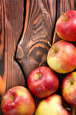 simsearch:400-07096505,k - Red apples on a wooden background Stock Photo - Budget Royalty-Free & Subscription, Code: 400-06359275
