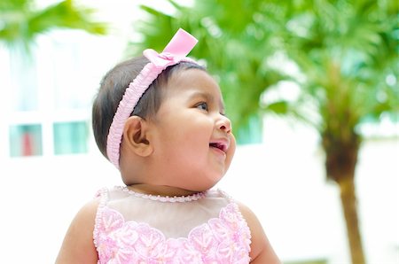 simsearch:400-06389659,k - Outdoor Indian baby girl smiling Foto de stock - Super Valor sin royalties y Suscripción, Código: 400-06389666