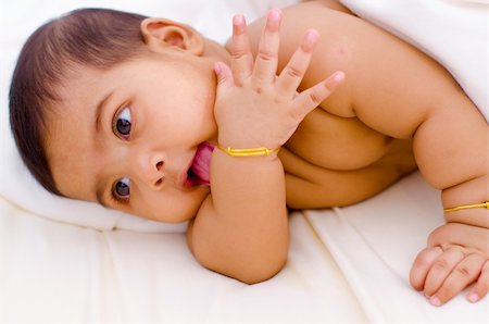 simsearch:400-06389659,k - Indian baby girl licking her hand Foto de stock - Super Valor sin royalties y Suscripción, Código: 400-06389671