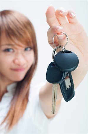 Young woman holding her first own car key on white background, focus on car key. Foto de stock - Super Valor sin royalties y Suscripción, Código: 400-06394061
