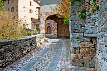 simsearch:400-06530910,k - Narrow Alley with Old Buildings in the Italian City of Todi Stock Photo - Budget Royalty-Free & Subscription, Code: 400-06394700