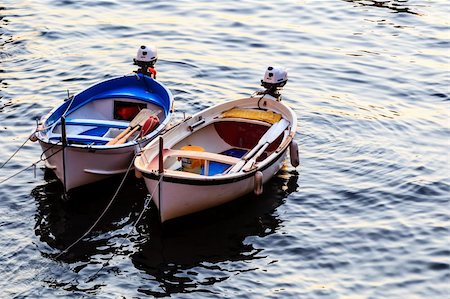 Three Boats Anchored near Riomaggiore in Cinque Terre, Italy Foto de stock - Super Valor sin royalties y Suscripción, Código: 400-06394884