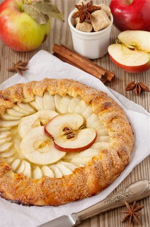 simsearch:400-04370315,k - Homemade open apple pie with spices. Stock Photo - Budget Royalty-Free & Subscription, Code: 400-06396805
