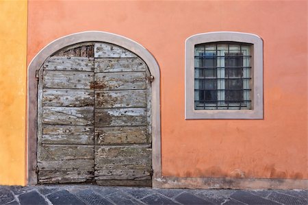 simsearch:400-04990381,k - Old wooden door in Lucca (Tuscany, Italy) Stock Photo - Budget Royalty-Free & Subscription, Code: 400-06391849