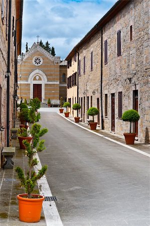 simsearch:400-06530910,k - Narrow Alley with Old Buildings in the Italian City of Montorio Stock Photo - Budget Royalty-Free & Subscription, Code: 400-06392652