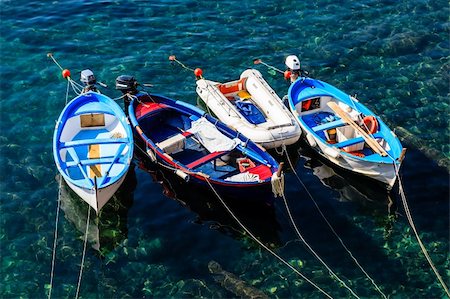 Three Boats Anchored near Riomaggiore in Cinque Terre, Italy Foto de stock - Super Valor sin royalties y Suscripción, Código: 400-06392981