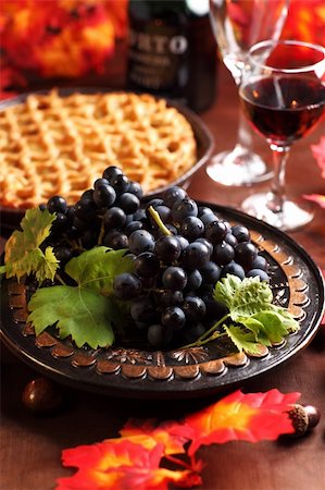 simsearch:400-04370315,k - Fresh grapes and glass of wine with apple pie for Thanksgiving Stock Photo - Budget Royalty-Free & Subscription, Code: 400-06427288
