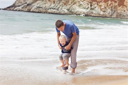simsearch:400-04423521,k - père et son fils s'amuser à la plage Photographie de stock - Aubaine LD & Abonnement, Code: 400-06428373