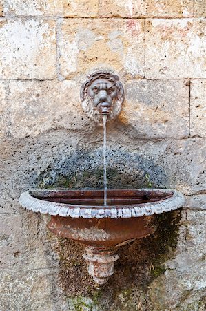 simsearch:400-08792993,k - Old Drinking Fountain in Italian City Foto de stock - Super Valor sin royalties y Suscripción, Código: 400-06521466