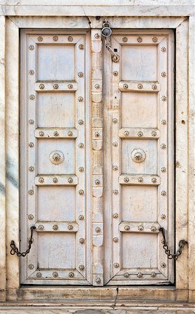 simsearch:400-06065362,k - Old wooden door. Rajasthan,India Photographie de stock - Aubaine LD & Abonnement, Code: 400-06557311