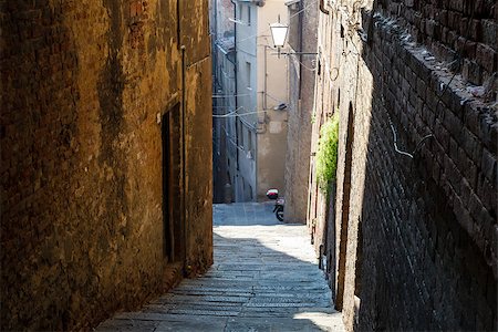 Narrow Alley With Old Buildings In Medieval Town of Siena, Tuscany, Italy Foto de stock - Super Valor sin royalties y Suscripción, Código: 400-06557641