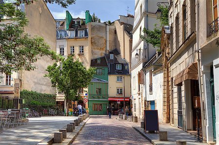 favorite - View on narrow cobbled street among traditional parisian buildings in Paris, France. Foto de stock - Super Valor sin royalties y Suscripción, Código: 400-06640739
