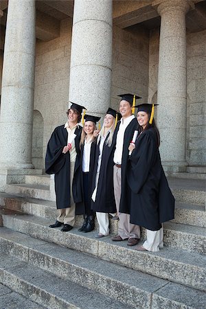 simsearch:400-06688304,k - Graduates posing while smiling in front of the university Photographie de stock - Aubaine LD & Abonnement, Code: 400-06688404