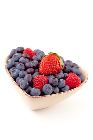 simsearch:400-05891431,k - Berries in a heart shaped bowl against a white background Stock Photo - Budget Royalty-Free & Subscription, Code: 400-06689121