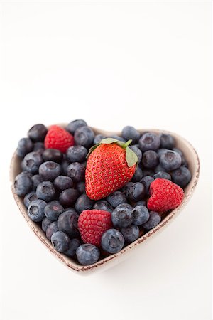simsearch:400-05891431,k - Fruits  in a heart shaped bowl against a white background Stock Photo - Budget Royalty-Free & Subscription, Code: 400-06689122