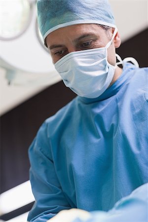 simsearch:400-06734297,k - Doctor looking at a patient in operating theater Stock Photo - Budget Royalty-Free & Subscription, Code: 400-06734307