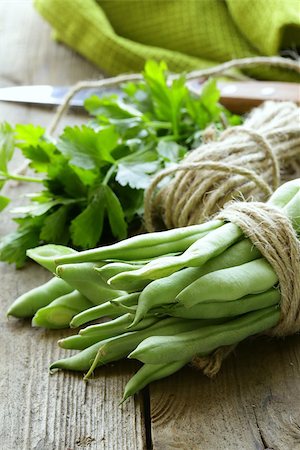 simsearch:400-05744520,k - green peas on a wooden table, rustic style Stock Photo - Budget Royalty-Free & Subscription, Code: 400-06747586