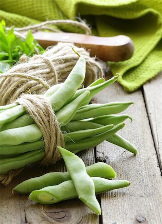 simsearch:400-05744520,k - green peas on a wooden table, rustic style Stock Photo - Budget Royalty-Free & Subscription, Code: 400-06748485