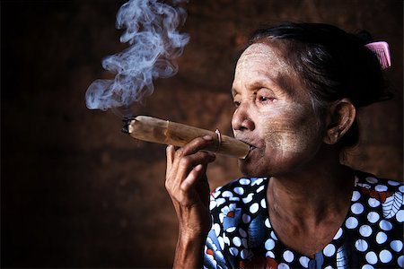 Old wrinkled Asian woman smoking traditional tobacco. Bagan, Myanmar. Photographie de stock - Aubaine LD & Abonnement, Code: 400-06751666