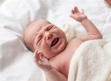 simsearch:400-04180936,k - Closeup of newborn baby crying lying down on bed Photographie de stock - Aubaine LD & Abonnement, Code: 400-06764243