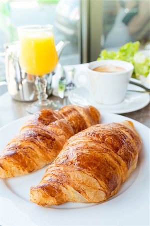 simsearch:400-05704514,k - Breakfast with coffee and croissants in a basket on table Foto de stock - Super Valor sin royalties y Suscripción, Código: 400-06765234
