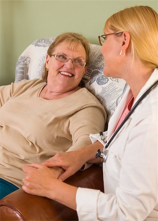 Happy Smiling Doctor or Nurse Talking to Senior Woman in Chair. Photographie de stock - Aubaine LD & Abonnement, Code: 400-06763255