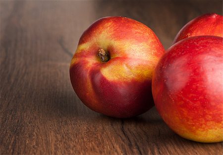 spaxiax (artist) - nectarine fruits on wooden table Photographie de stock - Aubaine LD & Abonnement, Code: 400-06797153