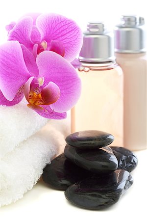 Cosmetics and towels with pink orchid on a white background. Photographie de stock - Aubaine LD & Abonnement, Code: 400-06798960