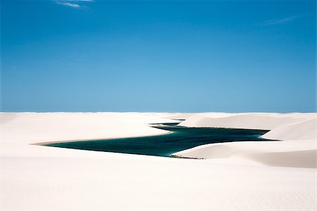 simsearch:855-06313097,k - view of lagoa azul in desert white sand dunes of the Lencois Maranheses National Park in brazil Foto de stock - Super Valor sin royalties y Suscripción, Código: 400-06859370
