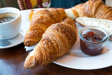 simsearch:400-05704514,k - Breakfast with coffee and croissants in a basket on table Foto de stock - Super Valor sin royalties y Suscripción, Código: 400-06853483