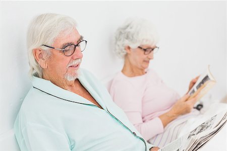 Old husband and wife reading in bed Stock Photo - Budget Royalty-Free & Subscription, Code: 400-06873347