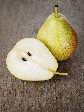 ripe williams pears, on old wooden table Photographie de stock - Aubaine LD & Abonnement, Code: 400-06953048