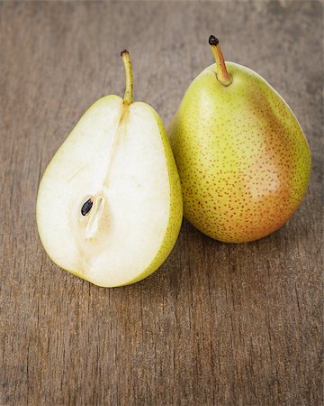 ripe williams pears, on old wooden table Photographie de stock - Aubaine LD & Abonnement, Code: 400-06953049