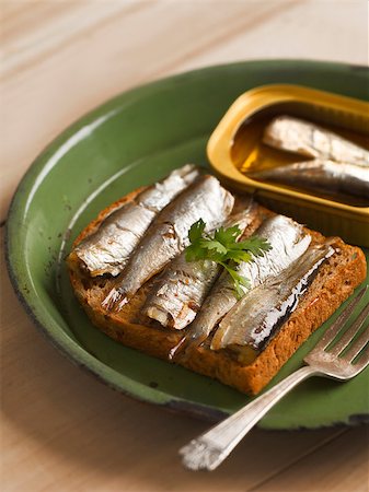 food and fast food - close up of a sardine sandwich Photographie de stock - Aubaine LD & Abonnement, Code: 400-07044659