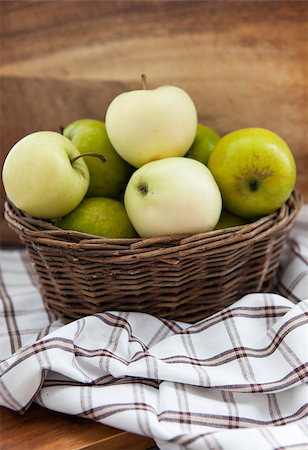 simsearch:400-07096505,k - Fresh green and yellow apples in basket on wooden table and wooden background Stock Photo - Budget Royalty-Free & Subscription, Code: 400-07047088