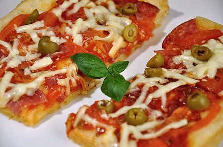 simsearch:400-04479187,k - Baked pizza with tomatoes, cheese and olives on a white plate Stock Photo - Budget Royalty-Free & Subscription, Code: 400-07043046