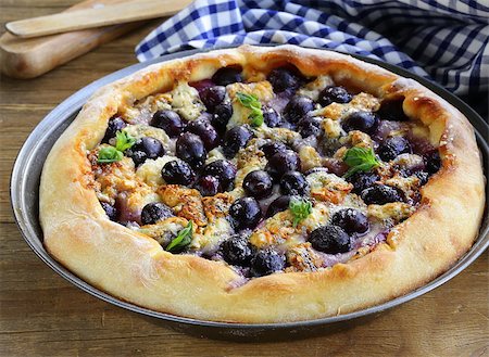 puff - homemade pie  (galette) with grapes and blue cheese Foto de stock - Super Valor sin royalties y Suscripción, Código: 400-07062602