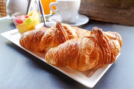 simsearch:400-05704514,k - Breakfast with coffee and croissants in a basket on table Foto de stock - Super Valor sin royalties y Suscripción, Código: 400-07087518