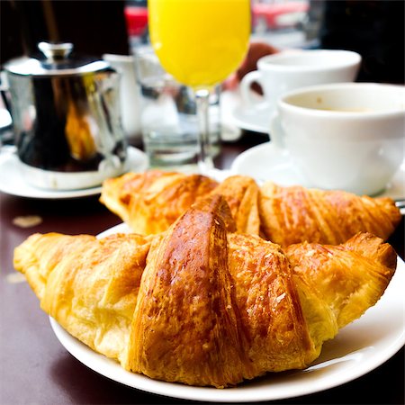 simsearch:400-05704514,k - Breakfast with coffee and croissants in a basket on table Foto de stock - Super Valor sin royalties y Suscripción, Código: 400-07087519