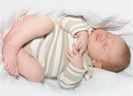 Cute Sleeping Newborn Baby in Bed Foto de stock - Super Valor sin royalties y Suscripción, Código: 400-07088765