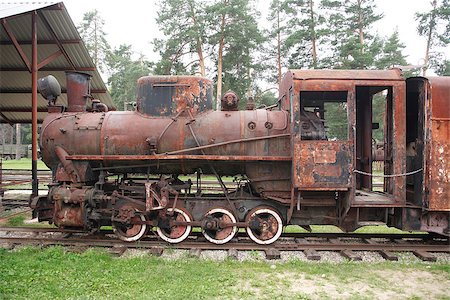 simsearch:400-04992228,k - Antique rusty broken steam locomotive standing on rails Foto de stock - Super Valor sin royalties y Suscripción, Código: 400-07095988