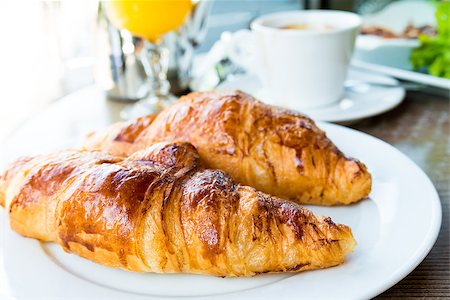 simsearch:400-05704514,k - Breakfast with coffee and croissants in a basket on table Foto de stock - Super Valor sin royalties y Suscripción, Código: 400-07090183