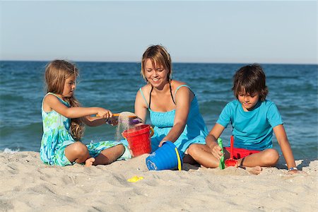 simsearch:400-04423521,k - Woman and kids on the beach - playing with sand Photographie de stock - Aubaine LD & Abonnement, Code: 400-07091052