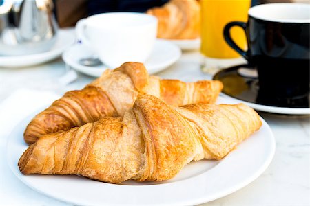 simsearch:400-05704514,k - Breakfast with coffee and croissants in a basket on table Foto de stock - Super Valor sin royalties y Suscripción, Código: 400-07091596