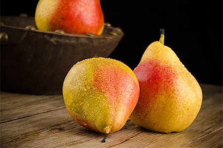 Pears in a Wood Bowl on a wood table. Photographie de stock - Aubaine LD & Abonnement, Code: 400-07107038