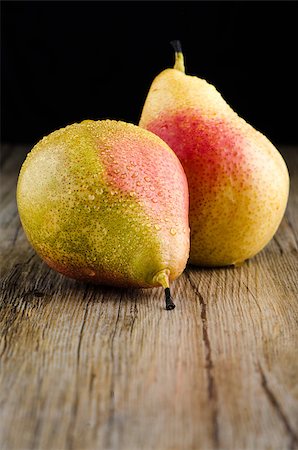 Twho pears in a old wooden table. Photographie de stock - Aubaine LD & Abonnement, Code: 400-07100384